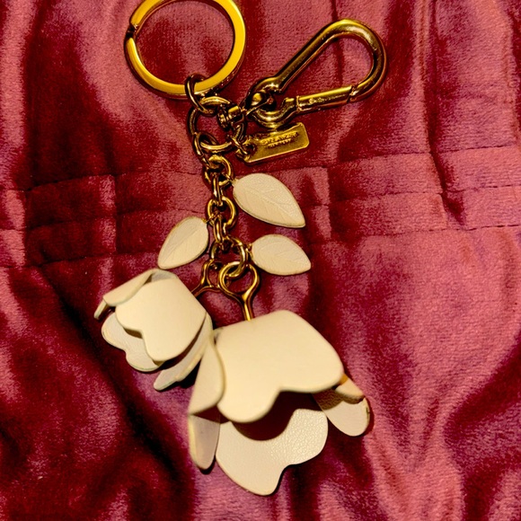 COACH Essential Tea Rose Bag Charm With Gift Box 23539 - Picture 3 of 11